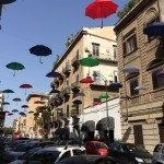 Istallazione di ombrelli in via Gaetano Daita a Palermo. Foto di Ignazio Aragona