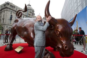 Arturo Di Modica è lo scultore del Charching Bull, conosciuta anche come il Toro di Wall Street) che nel 1989, senza alcuna preventiva autorizzazione, l’artista installa nello spazio antistante la New York Stock Exchange, la borsa di New York. L’opera, costata circa 360.000 dollari, viene realizzata dall’artista interamente a sue spese.