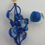 anello e bracciale realizzati con bottiglie di plastica blu