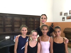 da sinistra Giulia Randazzo 12, Federica Farina 11, Sabrina Wahbi 11, Sofia Bologna 12 con la ballerina Soimita Lupu