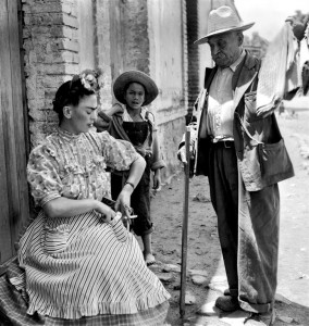 Frida Khalo con un venditore di tessuti, Coyoacán, Città del Messico, 1946