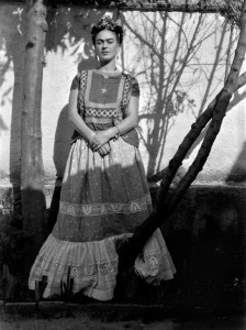 Frida Kahlo nel suo giardino, Coyoacán, Città del Messico, 1946