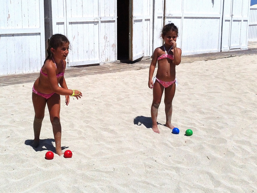 Bambini che giocano sulla spiaggia di Mondello