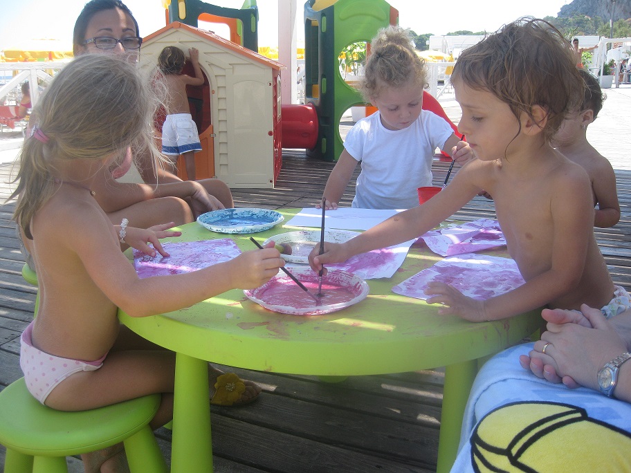 Bambini che giocano sulla spiaggia di Mondello3