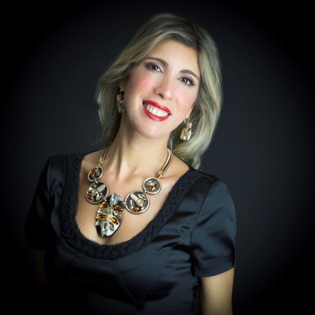 Maria Mazzola indossa una parure anni 80 con maxi pietre color topazio di Madì Creazioni