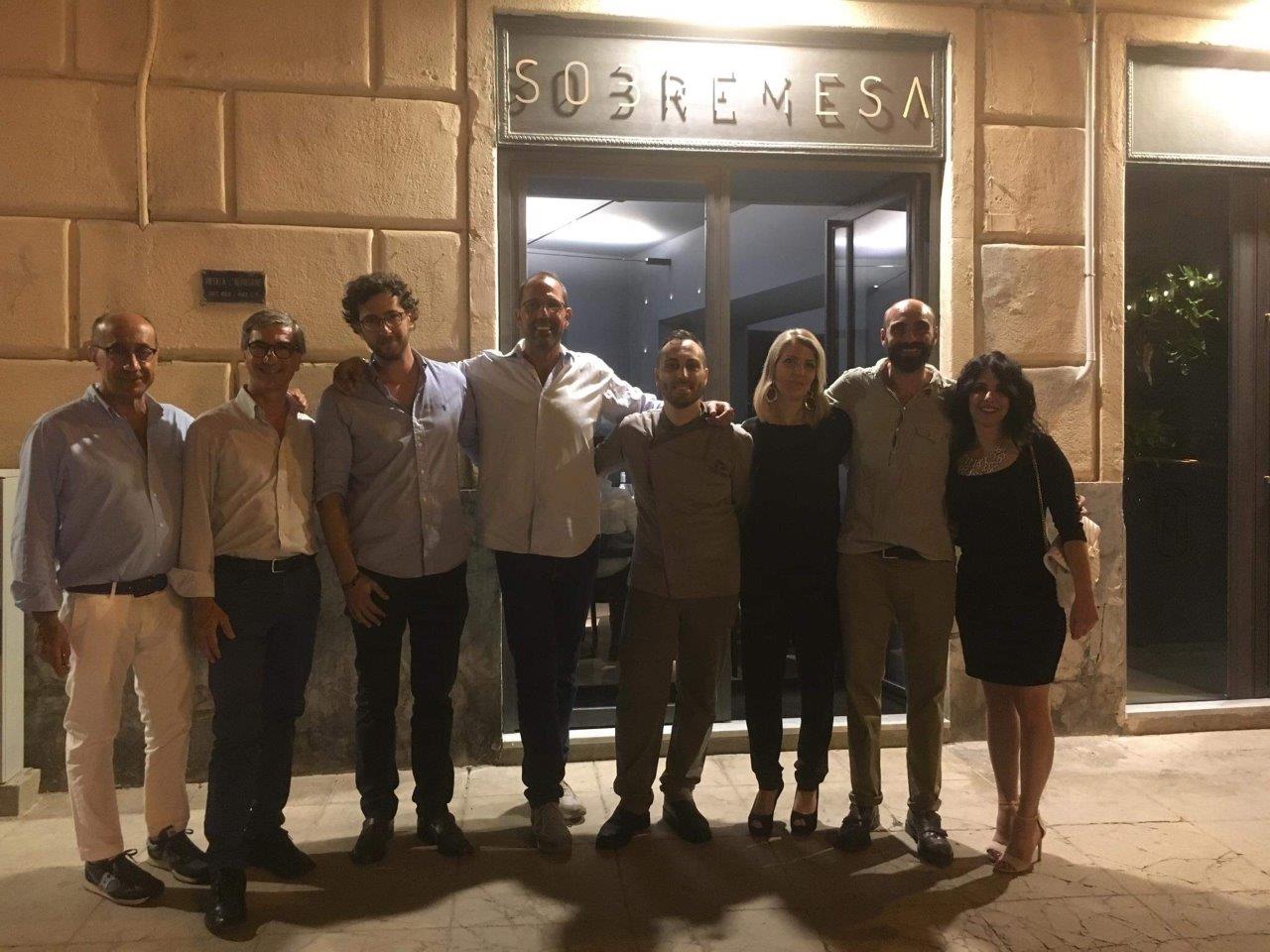 Lo staff di Sobremesa insieme ad alcuni invitati alla presentazione del menu