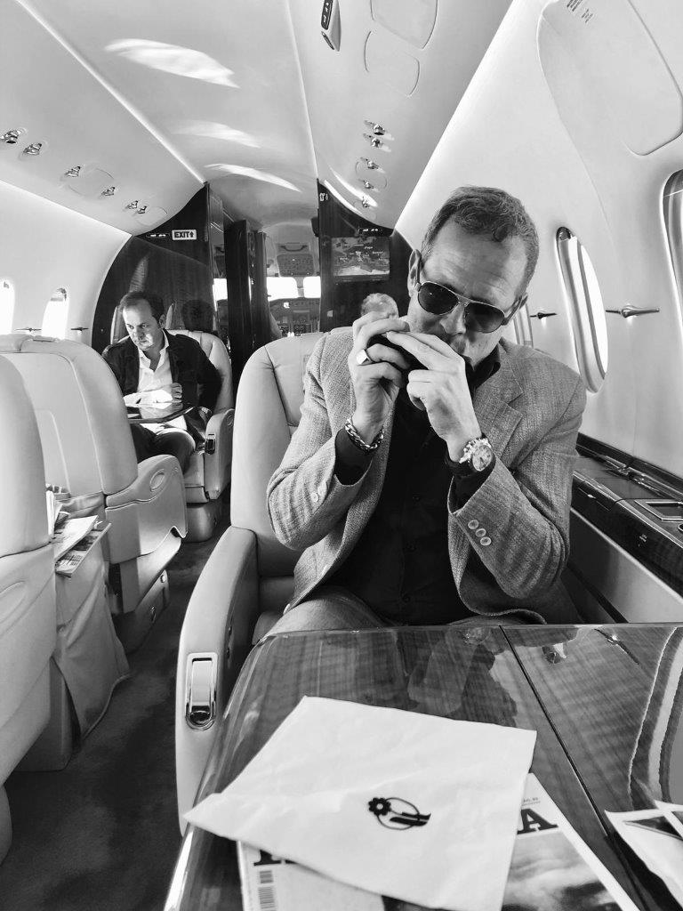L'armonicista siciliano Giuseppe Milici sul jet privato di Silvio Berlusconi e il fotografo Pucci Scafidi