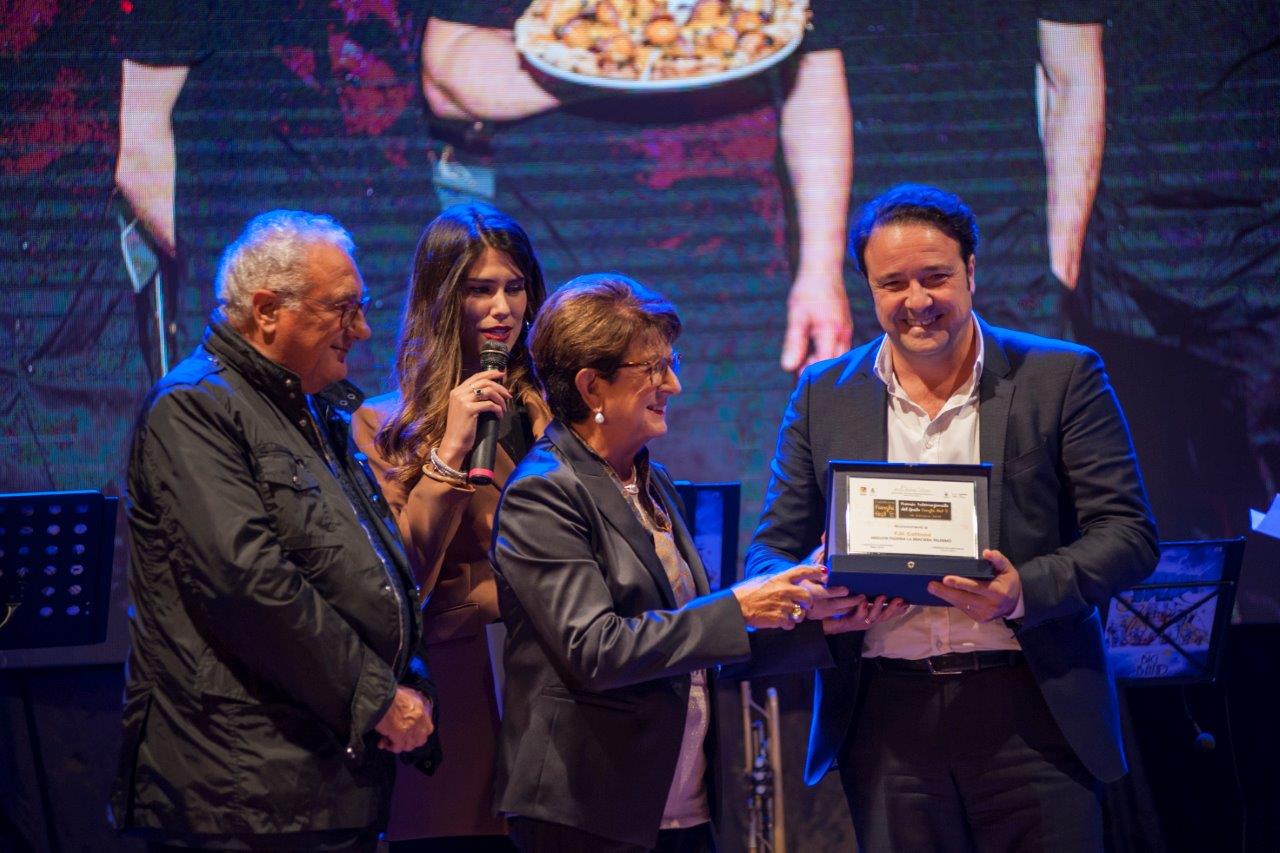Il premiato Antonio Cottone con Rosanna De Gaetani amministratrice dell’hotel Costa Verde ed Eliana Chiavetta