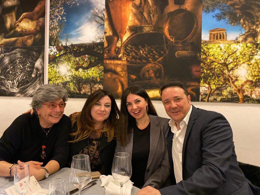 Le food journalist Angela Sciortino, Manuela Zanni e Federica Terrana con Antonio Cottone